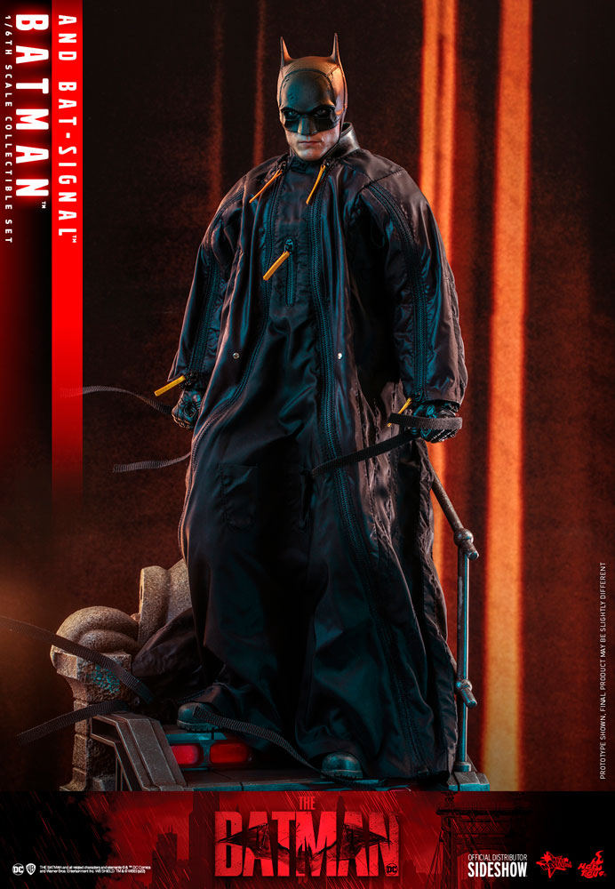 Hot Toys Batman and Bat-Signal Collectible Set
