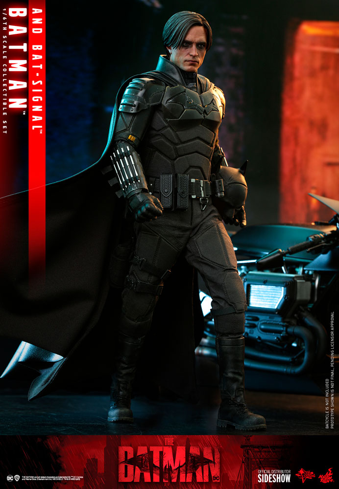 Hot Toys Batman and Bat-Signal Collectible Set